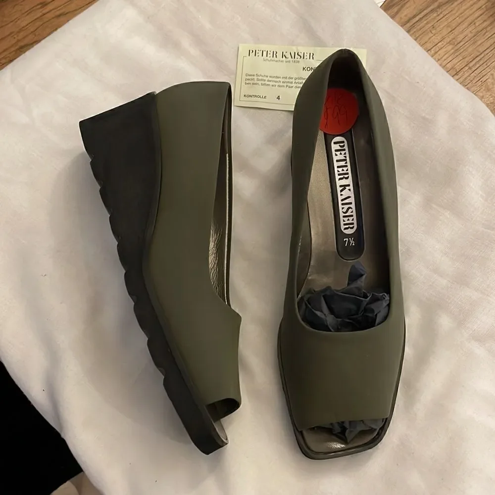 PETER KAISER OLIVE GREEN AND BLACK WEDGE OPEN TOE SHOES.  NEW